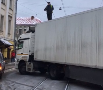 Дальнобойщик из Новокузнецка от безысходности перегородил фурой дорогу в Москве