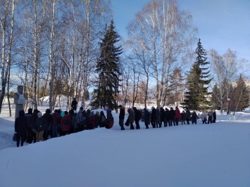 Более 60 барнаульцев вышли на экскурсию по площади Сахарова после анонса «размена» зеленой зоны на корпус АлтГУ