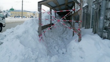 Тротуар в центре Барнаула завалило снегом. Люди идут по дороге