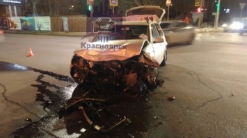 Микроавтобус перевернулся пять раз после столкновения с иномаркой в Красноярске