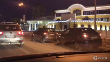 Вечернее ДТП заблокировало движение в центре Кемерова
