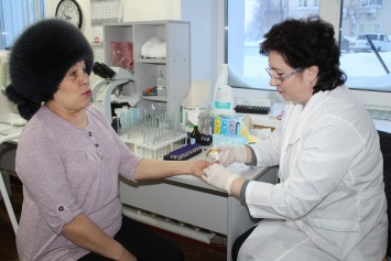 Работники и пациенты алтайской поликлиники жалуются на «остывающую» в лаборатории кровь