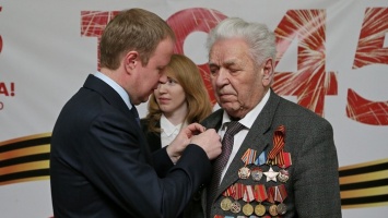 Виктор Томенко вручил первые юбилейные медали в честь 75-летия Победы