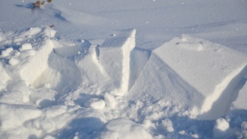 СК начал проверку после падения снега с крыши на женщину в Бийске