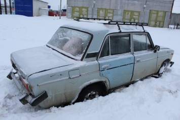 Пытаясь угнать автомобиль, югорчанин застрял на нем в снегу