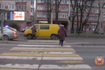На Невского водитель с 50-летним стажем сбил школьницу (видео)