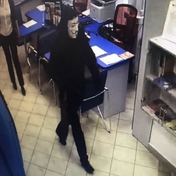 В Чебоксарах человек в маске "Гая Фокса" пытался ограбить банк