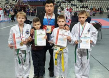 Юные амурские тхэквондисты завоевали медали на чемпионате и первенстве ДФО