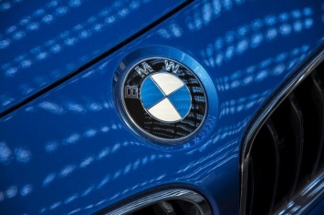 BMW M4 Coupe скрывает под камуфляжем оригинальный оттенок
