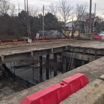 "Лед тронулся": в Симферополе начали ремонтировать мост на ул. Гагарина