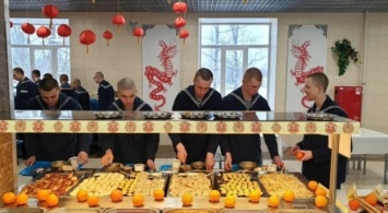 Роллы, вонтоны и «золотой» мандарин: в российской армии отметили Китайский Новый год