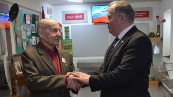 Жителю Алтайского края вручили юбилейную медаль в честь 75-летия Победы
