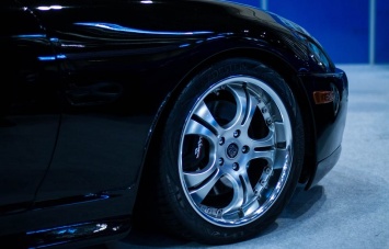 Эксперты сравнили эффективность колес с широкими и узкими шинами в зимний период
