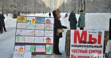В Екатеринбурге жители Цыганского поселка митингуют против сноса их домов