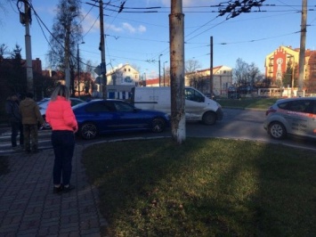 На ул. Леонова собралась пробка из-за ДТП рядом с кольцом (фото)