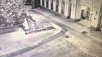 Подростки врезались в здание московского ГУ МВД на угнанном автомобиле