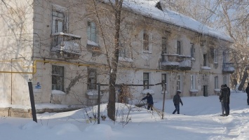 В опасном аварийном доме в Барнауле осталась только одна семья