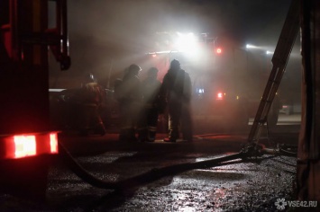 Спасатели вывели троих человек из загоревшейся многоэтажки в Кузбассе