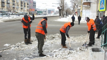 Барнаульские власти вывели на уборку снега отряд бесплатной рабсилы из числа осужденных