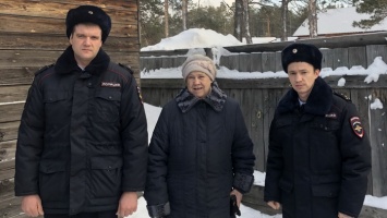 На Алтае сотрудники полиции нашли в лесу пропавшую пенсионерку