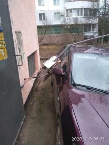 В Симферополе на припаркованный у дома автомобиль упал электрощит, - ФОТО