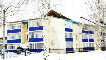 Администрация Алтайского района оказывает помощь жителям дома, у которого обвалилась часть крыши