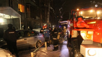 Автомобили помешали пожарным подъехать к горящей девятиэтажке в Барнауле