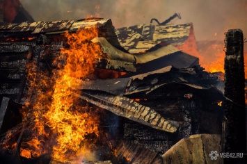 Огонь охватил 1 000 кв. м в гаражном боксе кузбасского поселка