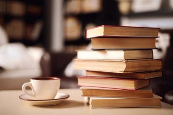 В рамках акции «Дарите книги с любовью» ялтинцы могут пополнить городскую библиотеку