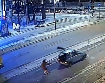 Эпотаж: Автомобиль "Ока" проехал по проспекту Ленина в Петрозаводске, буксируя за собой лыжника
