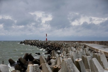 Затонувшую у пляжа в Балтийске баржу обещают поднять к сентябрю