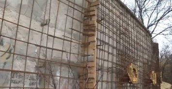 В Симферополе продолжается ремонт подпорных стен