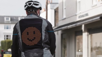 Тренд-2020: необычная эмодзи-куртка с экраном входит в моду