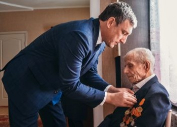 Василий Орлов вручил медали трем ветеранам