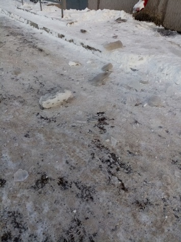 Ледяная глыба рухнула рядом с коляской в Междуреченске