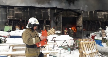 В Екатеринбурге два часа тушили пожар на складе с пластмассой и газовыми баллонами