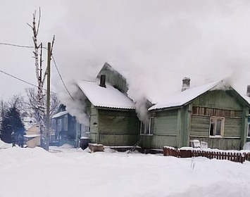 В карельском городе пожарные более восьми часов боролись с огнем в одноэтажном доме