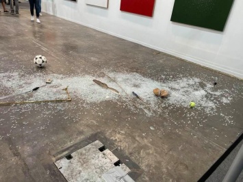 Критик разбила арт-объект за 20 тысяч долларов в Мехико