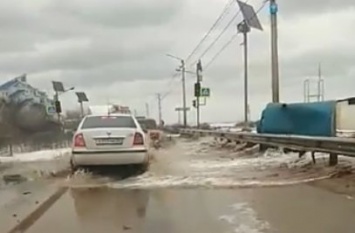 Волны смывают автомобили на крымской дороге, - ВИДЕОФАКТ