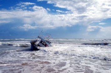 Лодка с людьми месяц дрейфовала в Тихом океане после крушения
