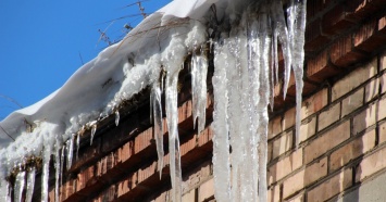 УК в Екатеринбурге оштрафована на 250 тысяч рулей за сход снега с крыши на женщину