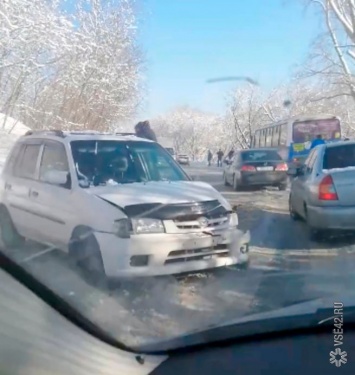 Маршрутка и иномарка столкнулись на повороте в Кемерове