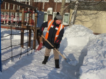 Жители Нижневартовска негодуют, что детские площадки утопают в снегу и детям негде гулять