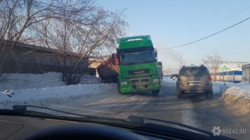Многотонный грузовик завалился в кювет за вокзалом в Кемерове
