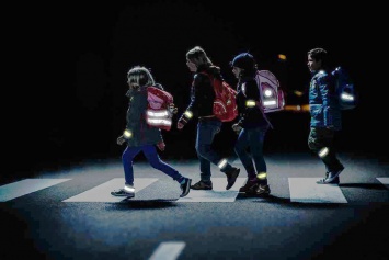 Эксперимент на дороге: какие светоотражающие элементы на одежде пешехода видны водителям?