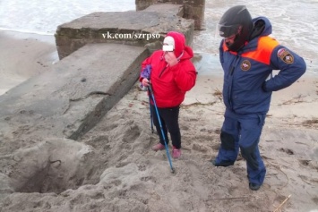 В Зеленоградске спасателям пришлось вызволять из ямы на пляже пенсионерку (фото)