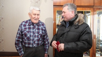Александр Романенко вручил медали ветеранам ВОВ села Краснощеково