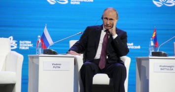 Путин поддержал идею свердловского омбудсмена выдавать с паспортом текст Конституции