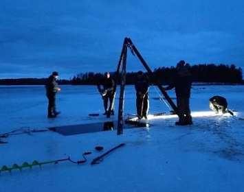 Эхо трагедии: водолазы подняли со дна Онежского озера снегоход погибших рыбаков