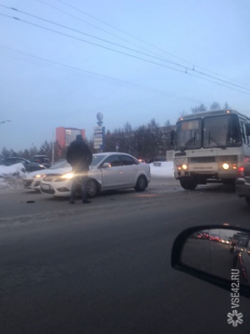 ДТП с маршруткой парализовало движение на проспекте в центре Кемерова